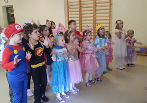 Dzieci przygotowują się do konkursu muzyczno - ruchowego