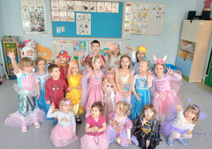 Dzieci z grupy Niebieskiej pozują do zdjęcia w karnawałowych strojach