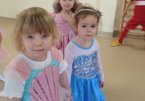 Trzy dziewczynki uśmiechają się