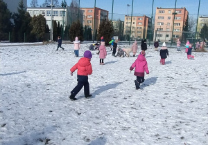 Dzieci biagają i bawią się na świeżym powietrzu