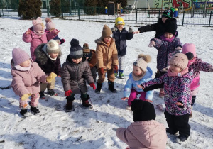 Dzieci wykonują przysiady na świeżym powietrzu