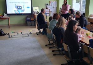 Nauczycielki omawiają prezentację