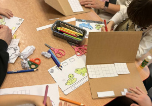 Dzieci kolorują kartki