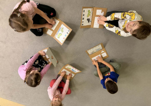 Dzieci oglądają swoje prace plastyczne