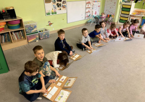 Grupa prezentuje papierowe laptopy