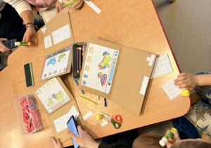 Wykonywanie przez dzieci pracy plastycznej