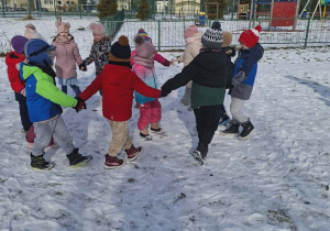 Dzieci bawią się na śniegu