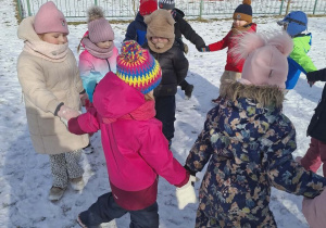 Dzieci bawią się w Starego Niedźwiedzia na dworze