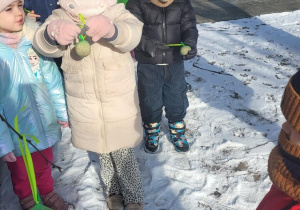 Dzieci pokazują przygotowane kule dla ptaków