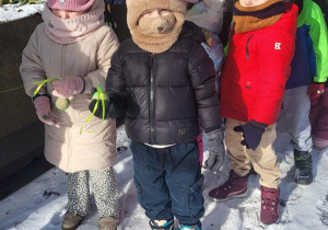 Dzieci trzymają w rękach karmę dla ptaków