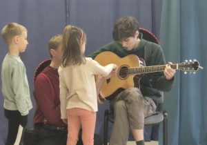 Dzieci grają na gitarze