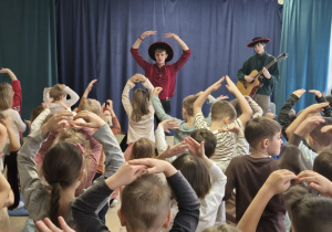 Dzieci tańczą do muzyki gitarowej