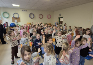 Dzieci tańczą przy dziękach gitary