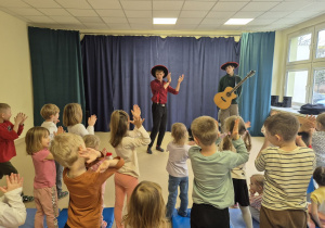 Dzieci uczą się tańczyć flamenco