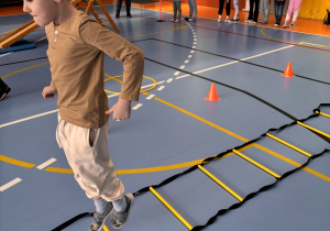 Chłopiec skacze przez tor przeszkód