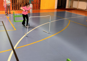 Dziewczynka biegnie pokonując tor przeszkód