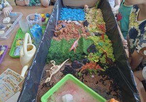 Dzieci obserwują eksperymenty