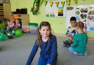 Dziewczyna wykonuje zadanie matematyczne