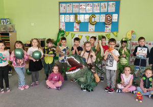 Zdjęcie grupowe dzieci podczas Dnia Dnozaura