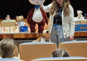 Pani przewodnik prezentuje dzieciom Misia Colargola