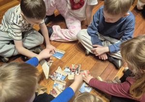 Grupa dzieci układa puzzle