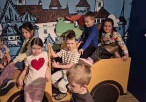 Dzieci siedzą w aucie Baltazara Gąbki