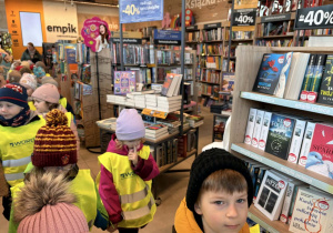 Dzieci oglądają księgarnie