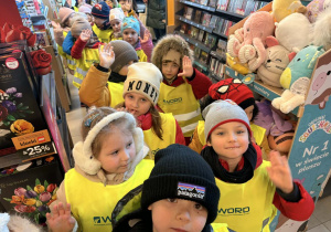 Dzieci słuchają jak funkcjonuje księgarnia