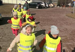 Dzieci spacerują do księgarni