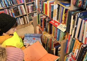 Dzieci szukają odpowiednich książek