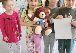 Dzieci oglądają misia