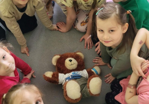 Dzieci pozują do zdjęcia z Misiem Insulisiem