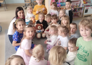 Dzieci pozują z misiem