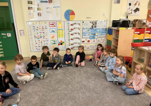 Dzieci słuchają wiadomości o cukrzycy