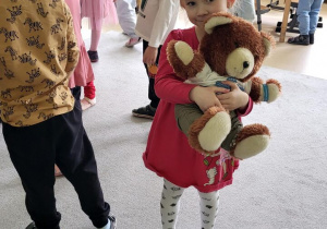 Dziewczynka przytula misia