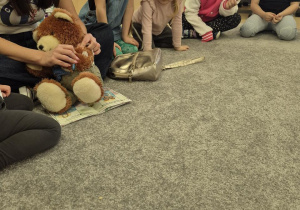 Prowadząca prezentuje na Misiu sposób założenia pompy insulinowej