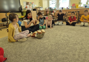 Dzieci siedzą w kole i słuchają informacji o cukrzycy