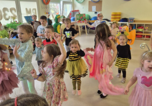 Grupa dzieci tańczy.