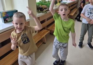 Dwaj chłopcy skaczą w rytm muzyki.