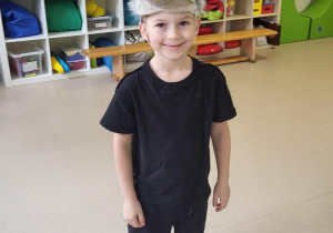 Chłopiec prezentuje strój wilka.