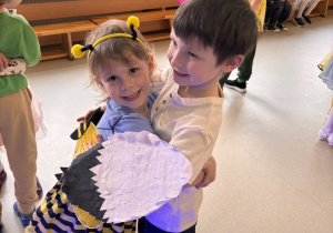 Chłopiec z dziewczynką tańczą ze sobą na Balu Wiosny.