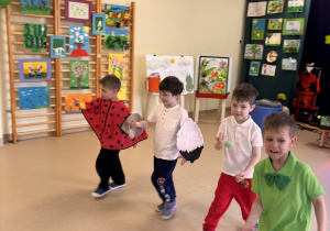 Czterech chłopców podczas Balu Wiosny bierze udział w konkursie sprawnościowym z jajkiem na łyżce.