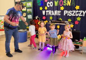 Cztery dziewczynki uczestniczą w konkursie sprawnościowym podczas Balu Wiosny.