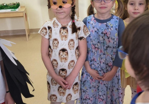 Dzieci bawią się podczas balu.