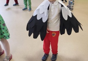 Dzieci tańczą na balu.