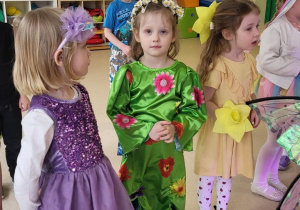 Dzieci tańczą podczas balu.