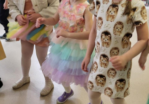 Dziewczynki tańczą podczas Balu Wiosny.