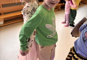 Poprzebierane dzieci w wiosenne stroje tańczą na Balu Wiosny.