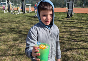 Chłopiec pokazuje zebrane jajeczka.