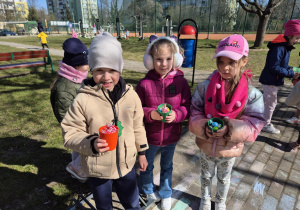 Dzieci pokazują zebrane jajeczka.